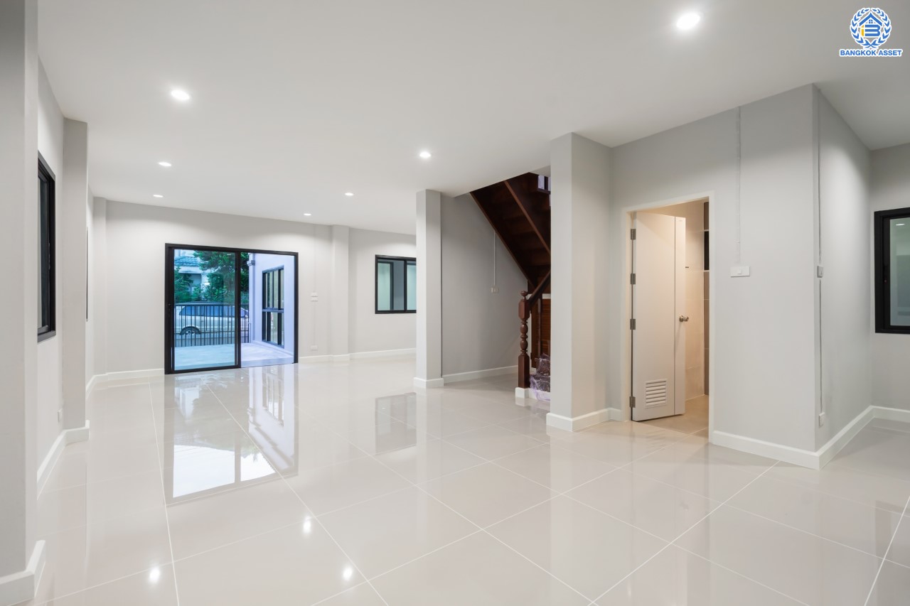 บ้านมือสองตกแต่งใหม่ แบรนด์ Property Perfect ม.มณีรินทร์ รัตนาธิเบศร์-ท่าอิฐ เนื้อที่ 54 ตร.ว. ฟังก์ชัน 3 ห้องนอน 2 ห้องน้ำ 2 ห้องอเนกประสงค์ พร้อมจอดรถได้ 2 คัน บนทำเลศักยภาพ ใกล้ทางด่วน "งามวงศ์วาน" และเพียง 10 นาที ถึงรถไฟฟ้า "สถานีบางรักน้อยท่าอิฐ"...